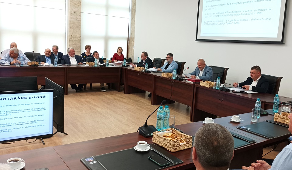 Microbuze electrice pentru elevi, cu fonduri alocate de C.J. Buzău. Vor fi achiziționate 61 de microbuze școlare verzi