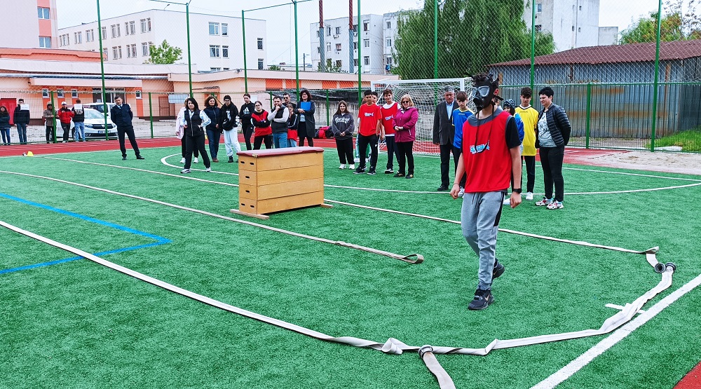 „Cu viața mea apăr viața!”, la Liceul „D. Filipescu”. Elevii din Buzău învață cum să acționeze în situații de urgență