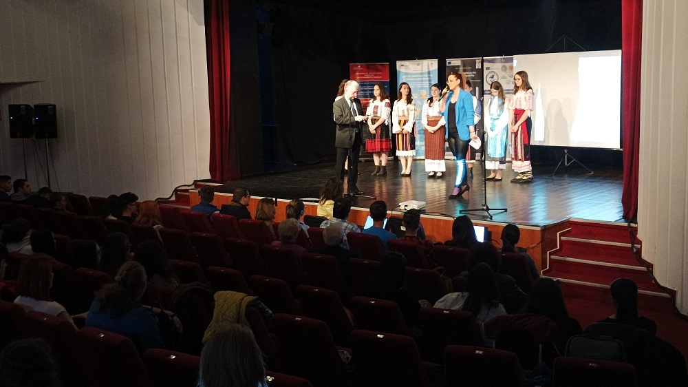 Liceenii de la „Moisil” au împărtășit „Sunet și Lumină”. Eveniment de suflet dedicat elevilor de gimnaziu, la Teatrul „G. Ciprian”