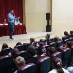 Cătălin Moroșanu, la povești cu copiii. Sute de elevi au învățat de la campionul K1 cum să scape de bullying