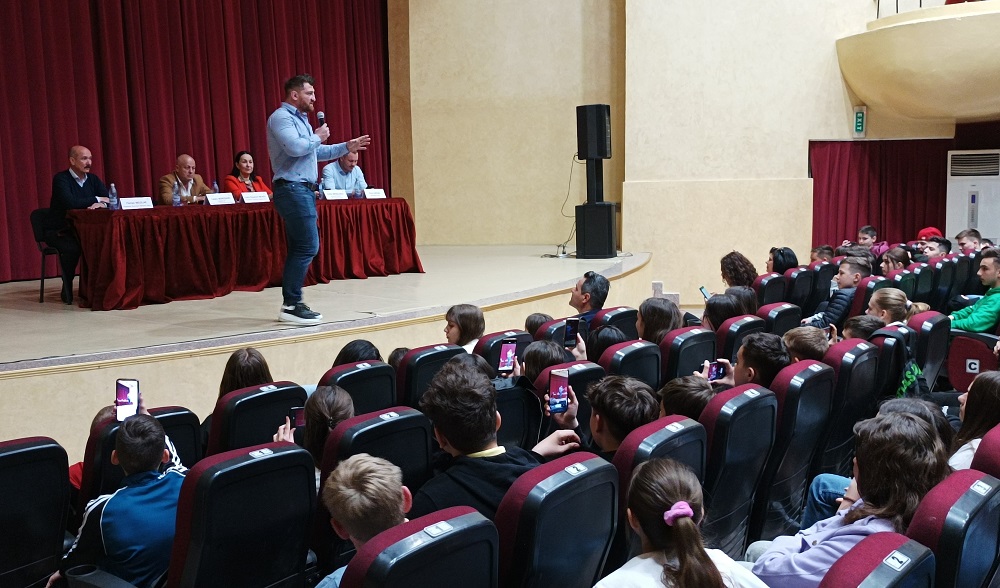 Cătălin Moroșanu, la povești cu copiii. Sute de elevi au învățat de la campionul K1 cum să scape de bullying