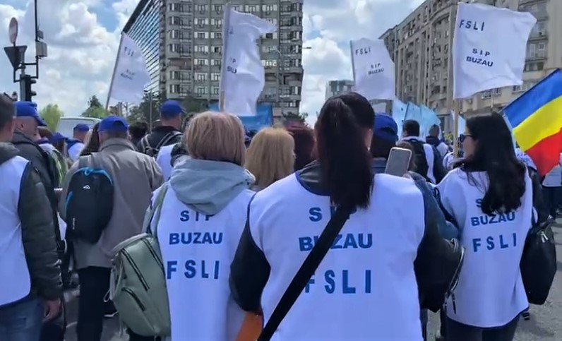 (VIDEO) 250 de buzoieni, la protestul din Capitală. Marșul sindicaliștilor din educație
