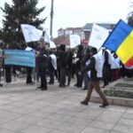 Va fi protest mare în stradă. Joi și vineri, sute de angajați din educație pichetează Prefectura Buzău