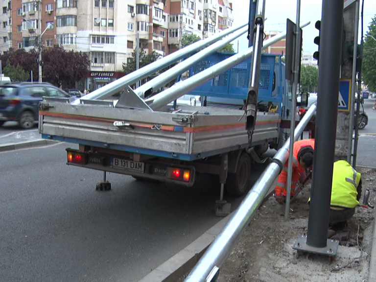 Plantări exagerate? Aproape că sunt mai mulți stâlpi decât pomi