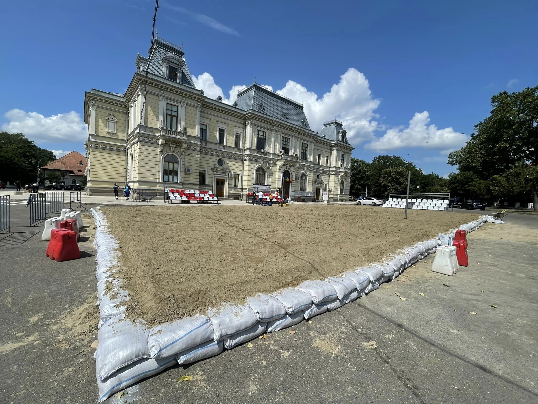 (VIDEO/FOTO) INEDIT. Volei pe plajă, în spatele Primăriei. Evenimentul, organizat la Râmnicu Sărat