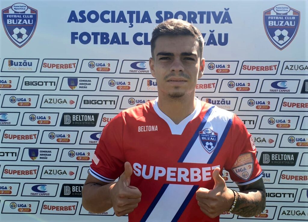 Cristian Dumitru s-a întors acasă! Mijlocașul buzoian, care a jucat și la FCSB, a semnat cu Gloria