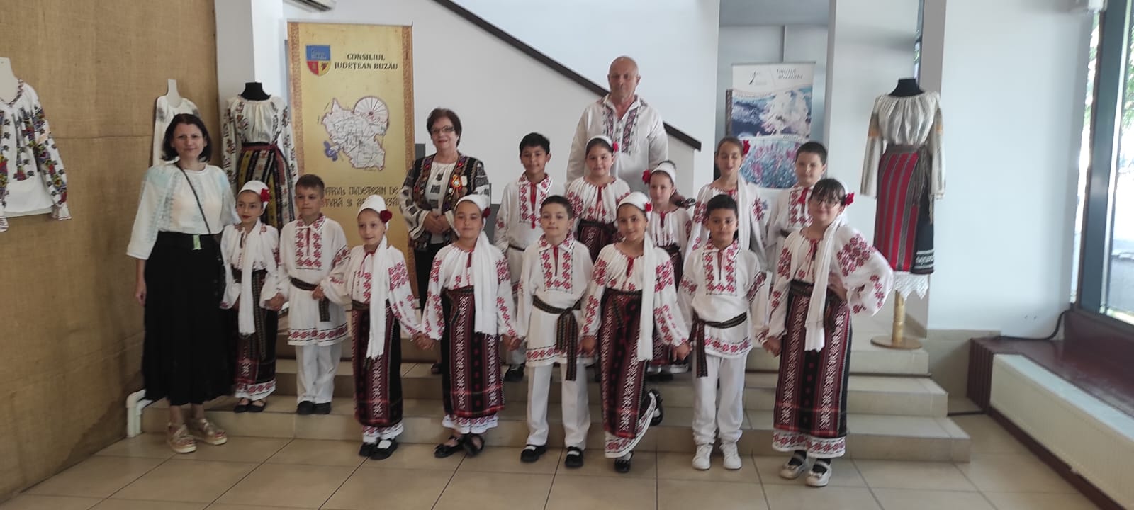 Iubim ia, iubim România! Expoziție etnografică din colecția Amelia Papazisu