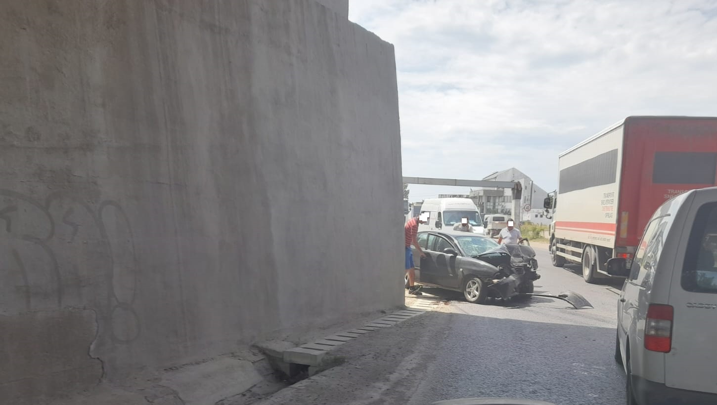 (UPDATE/FOTO) Accident pe breteaua de sub Podul Mărăcineni, în zona Vamei