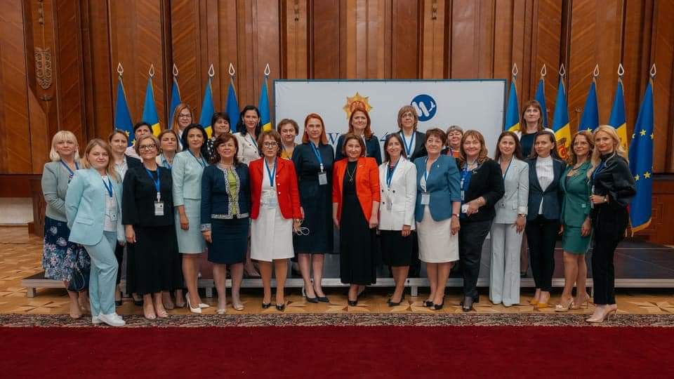 (P) Președintele OFL, senatoarea Nicoleta Pauliuc, alături de Președintele Moldovei, Maia Sandu, la constituirea unui grup feminin de lucru pentru colaborare și securitate în România și Republica Moldova