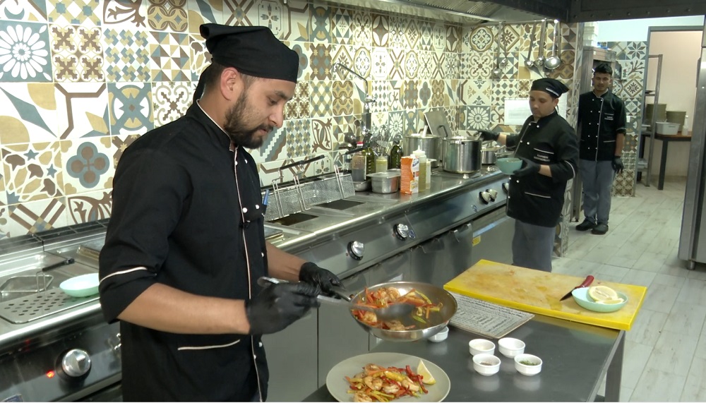 Buzăul, paradis pentru nepalezi. Un restaurant din Buzău se bazează pe 20 de muncitori din Asia