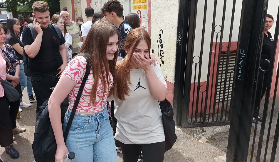 A început „Evaluarea Naţională”. Absolvenţii clasei a VIII-a au susţinut examenul la Limba Română