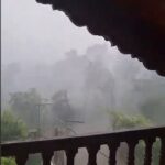 Străzi inundate și copaci rupți. O furtună cu grindină a făcut ravagii în zona de munte
