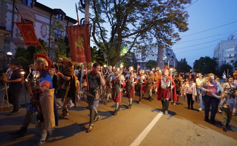 Paradă cu daci și romani, pe străzile Buzăului. Sute de buzoieni au participat la defilarea cu torțe