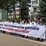 USR Buzău, protest în fața Prefecturii, la ora învestirii noului Guvern Ciolacu