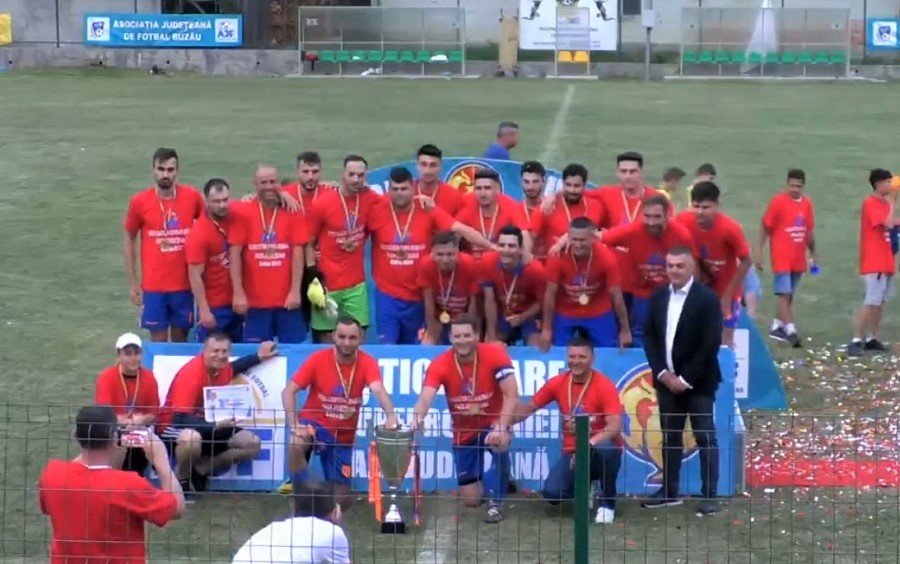Team Săgeata, câștigătoarea Cupei României – faza județeană. Finala a avut loc la Nehoiu, într-o atmosferă de sărbătoare