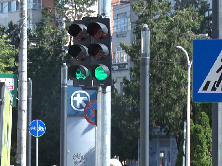 Semafoare noi în funcțiune. Stâlpii vechi sunt înlăturați