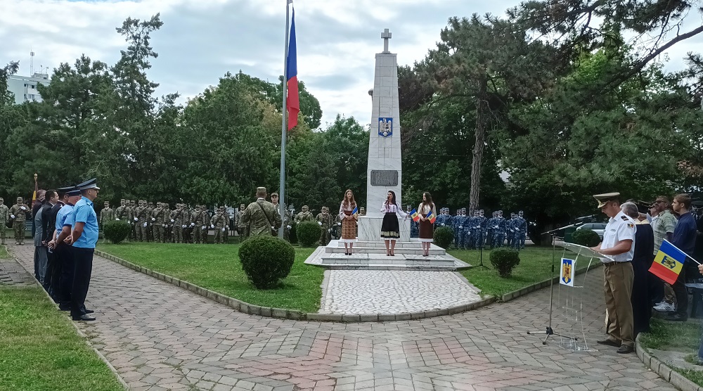Ziua Drapelului, sărbătorită cu cântece patriotice. Prezență redusă a buzoienilor la ceremonia din fața Prefecturii