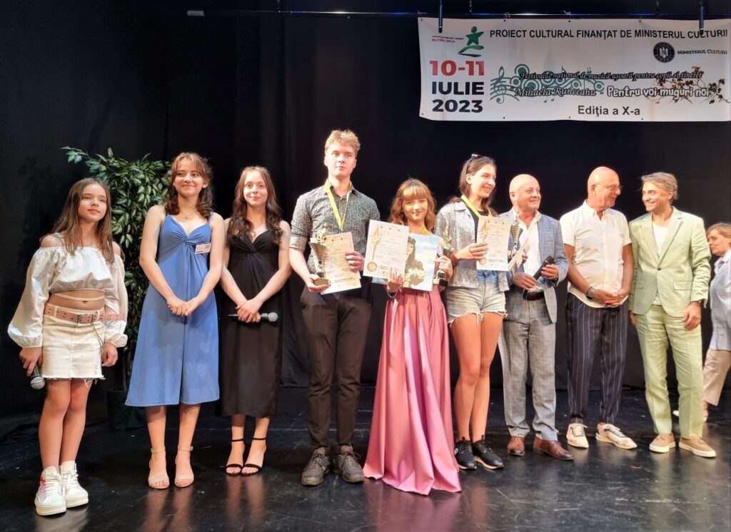 (VIDEO/FOTO) ,,Onorată să dețin marele trofeu”. Ilona Andreea Necula, câștigătoarea marelui premiu al Festivalului “Mihaela Runceanu.” Cine a primit trofeele pe secțiuni