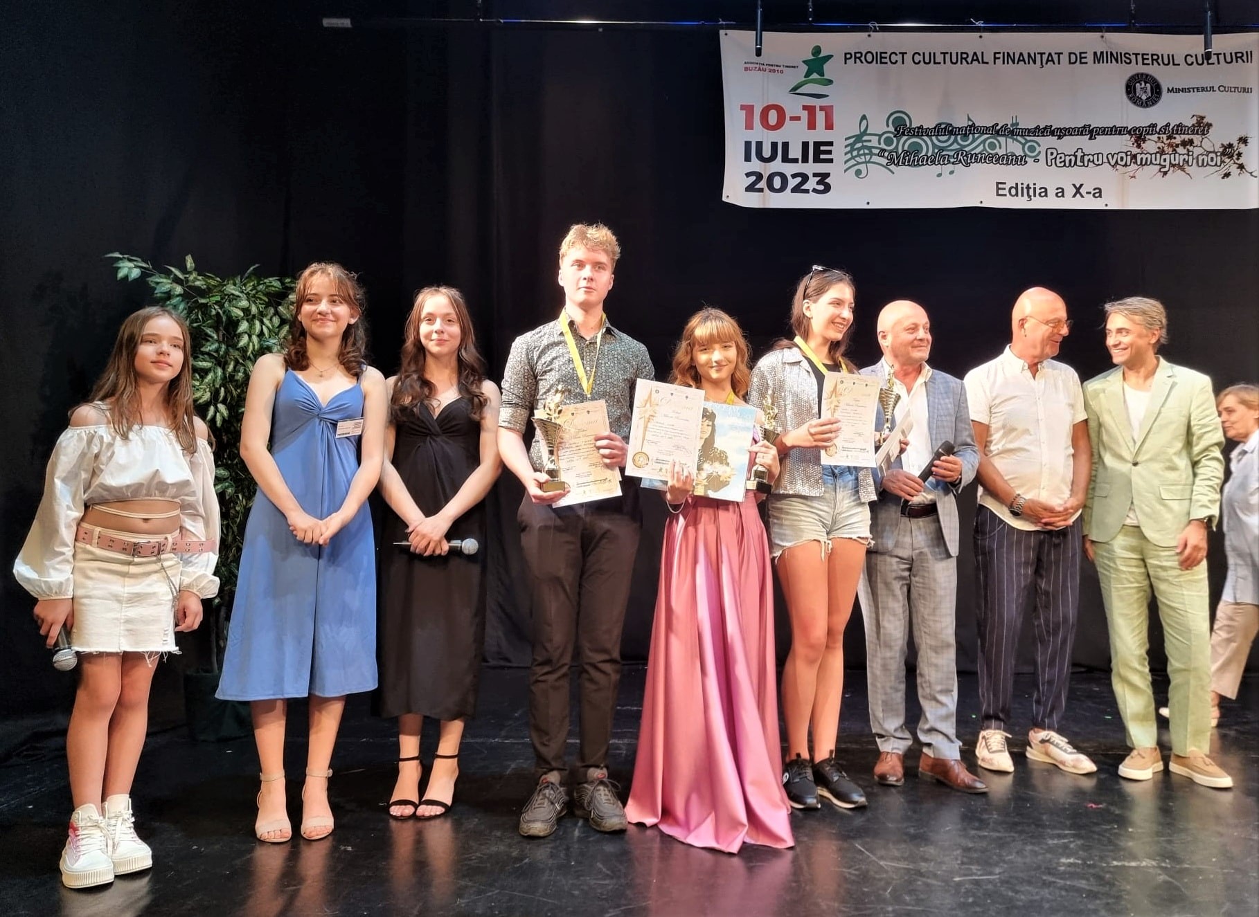 (VIDEO/FOTO) ,,Onorată să dețin marele trofeu”. Ilona Andreea Necula, câștigătoarea marelui premiu al Festivalului “Mihaela Runceanu.” Cine a primit trofeele pe secțiuni