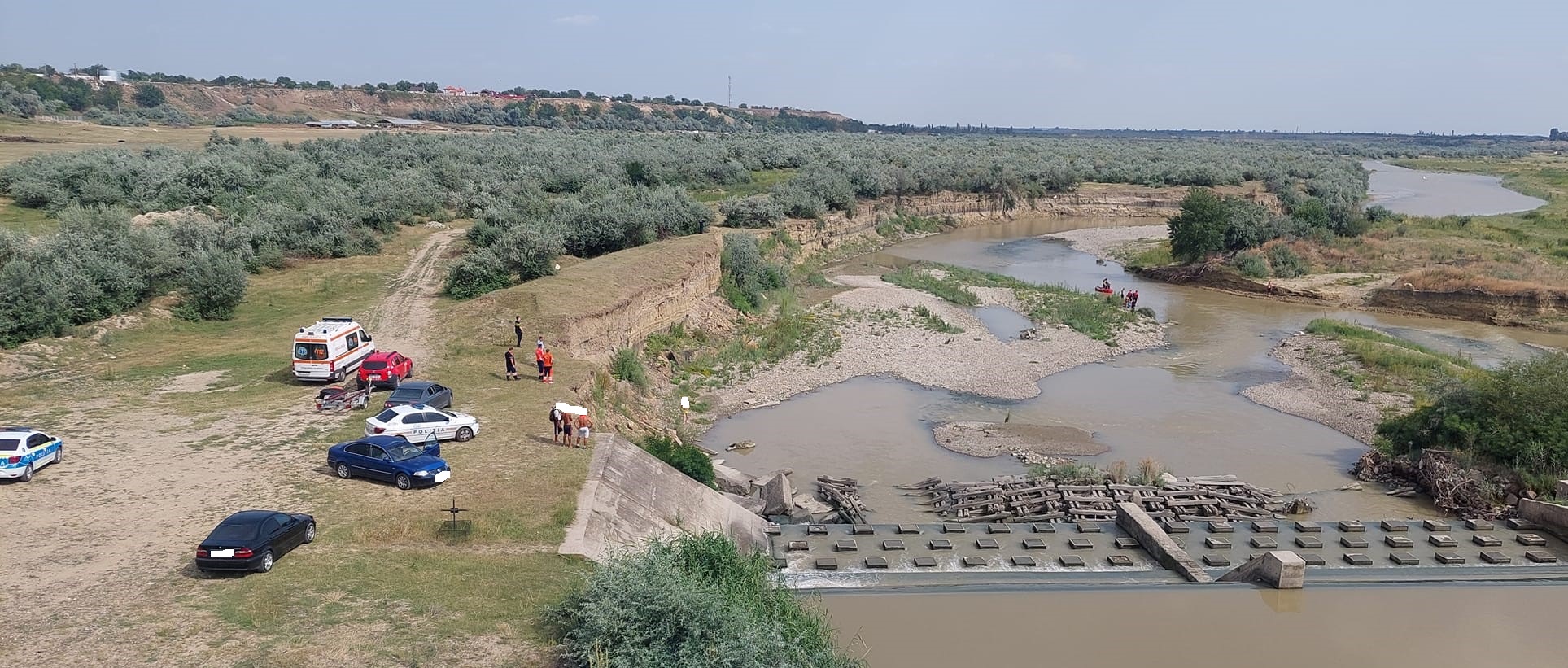 (UPDATE) Bărbat posibil înecat în râul Buzău, lângă Podul de la Vadu Pașii. Pompierii intervin