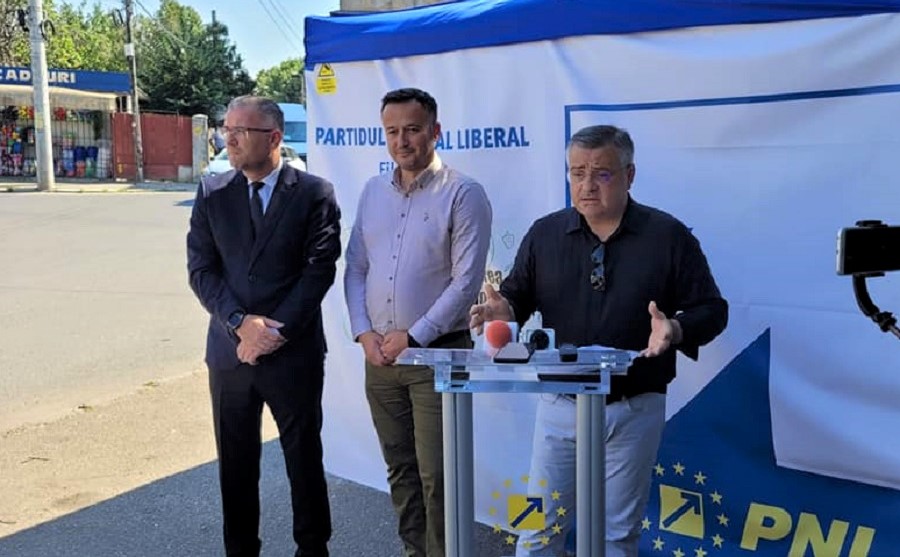 Liberalii buzoieni strâng semnături pentru testarea legumelor în pieţe. Campania a demarat ieri, în cartierele Dorobanți și Micro XIV