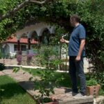 Conac boieresc, transformat în agropensiune. Proprietarii sunt un cetățean german și soția sa, româncă