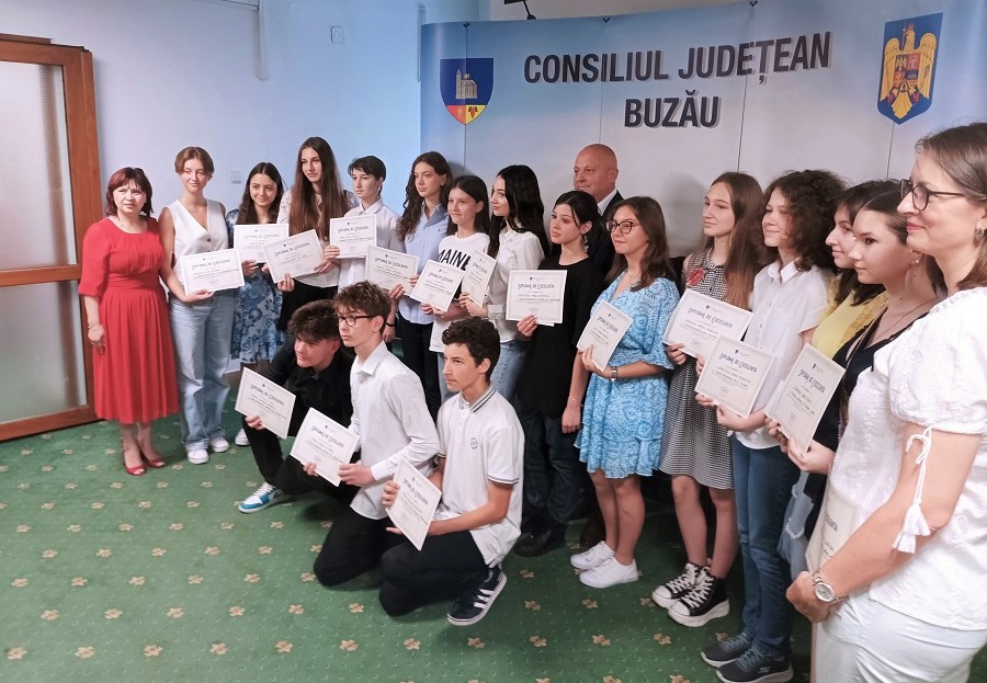 Recompense pentru elevii de 10. Consiliul Județean le-a oferit câte 4.000 de lei