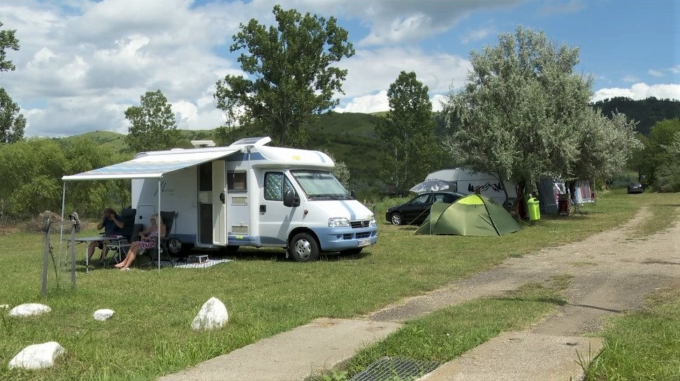 Cu rulota, în mijlocul naturii. Camping lângă Vulcanii Noroioși ...