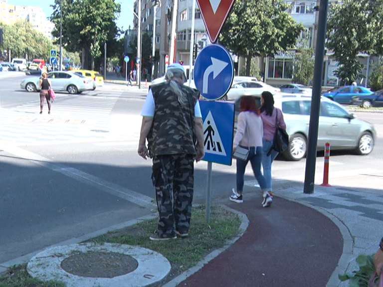 Indicatoare la parter. Semnalizarea rutieră de pe Unirii este la pământ