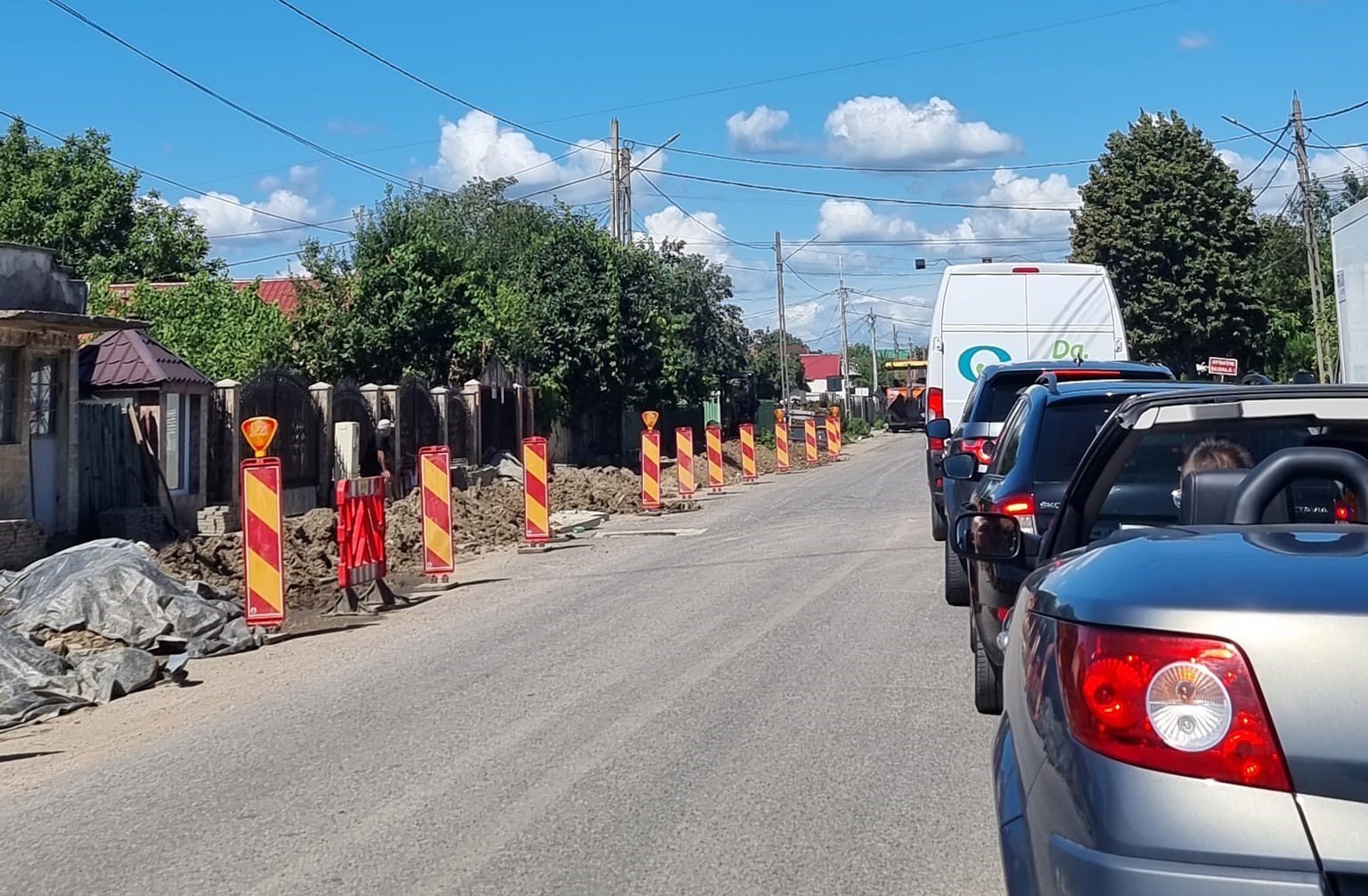 (FOTO) ,,Bătaie de joc. Șantiere făcute fără cap și fără respect pentru oameni”. Deputatul Avrămescu, mesaj din trafic