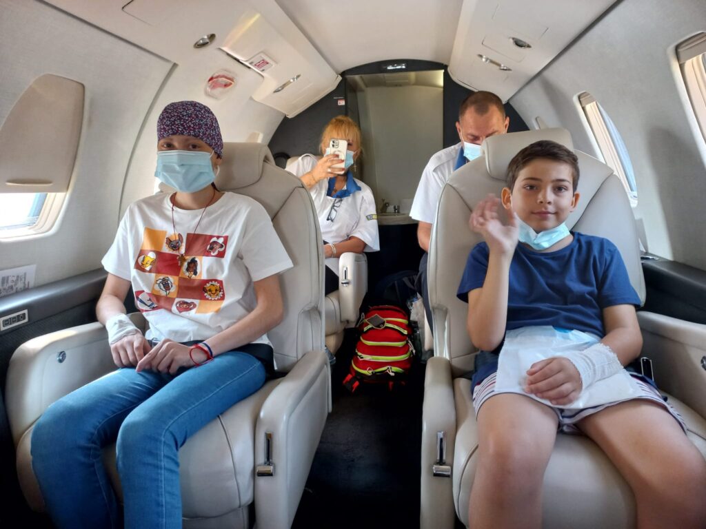 (FOTO) Alexandru a fost stabilizat. E în avion, spre Roma, unde va primi o șansă la supraviețuire