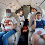 (FOTO) Alexandru a fost stabilizat. E în avion, spre Roma, unde va primi o șansă la supraviețuire