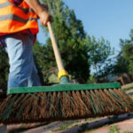 Peste 1300 de persoane muncesc fără plată, în folosul comunității. Impresii de la Berca, desprinse de Serviciul de Probațiune