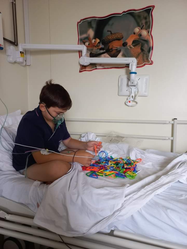 (UPDATE/FOTO) Copilul unui tânăr preot buzoian are nevoie de ajutorul nostru. Suferă de leucemie. Apelul tatălui