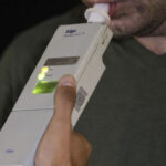 Încă un șofer beat provoacă accident. Scandal, amenințări, distrugere și violare de domiciliu