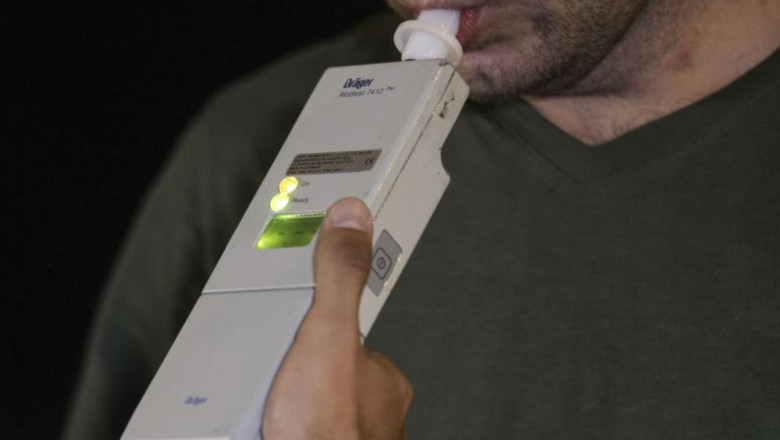 Încă un șofer beat provoacă accident. Scandal, amenințări, distrugere și violare de domiciliu