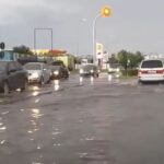 Străzi inundate și copaci rupți. Efectele furtunii de duminică seară
