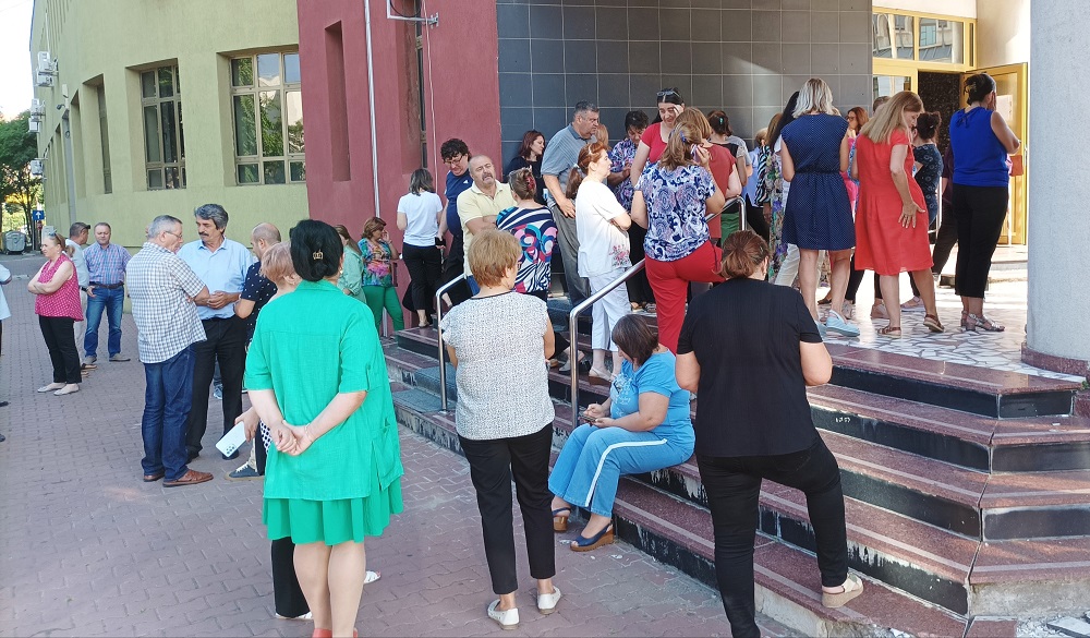 Protest spontan la A.J.F.P. Buzău. Aproape o sută de angajați au oprit lucrul și au ieșit în stradă