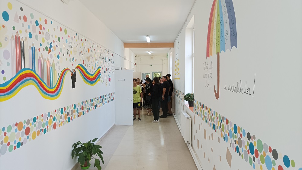 O școală din județ s-a umplut de culoare. Copiii din Costești vor învăța într-o școală renovată