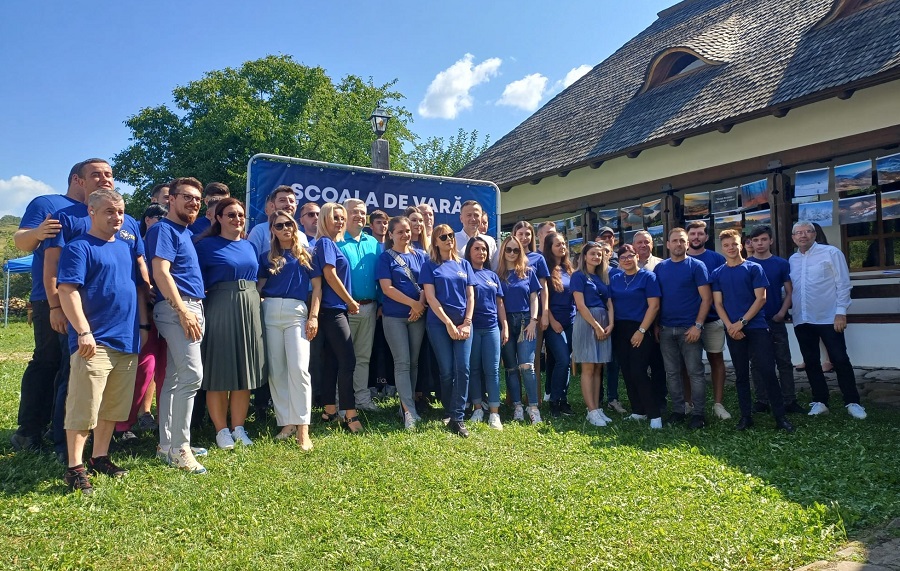 Tinerii liberali buzoieni, la „Școala de vară”. Trei zile de cursuri și dezbateri, la „Casa cu blazoane” de la Chiojdu