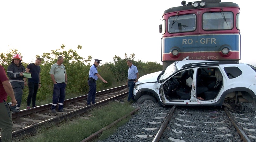 Tragedie pe calea ferată. Trei persoane au decedat, șoferul a supraviețuit