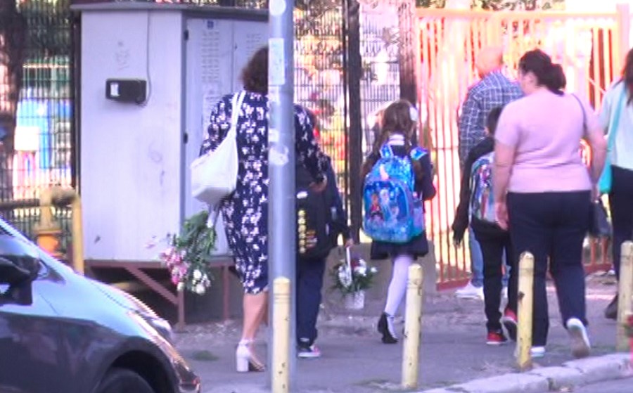 Mersul la școală, o povară… la propriu. Ghiozdanele grele pot deforma coloana vertebrală a copiilor