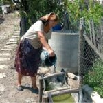 Săteni disperați, într-un cătun de lângă Vulcanii Noroioși. Apa din fântâni nu este bună nici măcar pentru spălatul rufelor