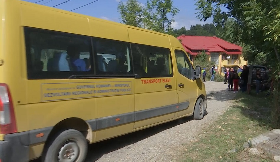 Calvar pentru zeci de copii din Bisoca. Obligați să facă naveta, după ce le-au fost desființate școlile