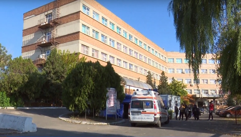 O luăm de la capăt? Cazurile de infectări cu Covid-19, în continuă creștere