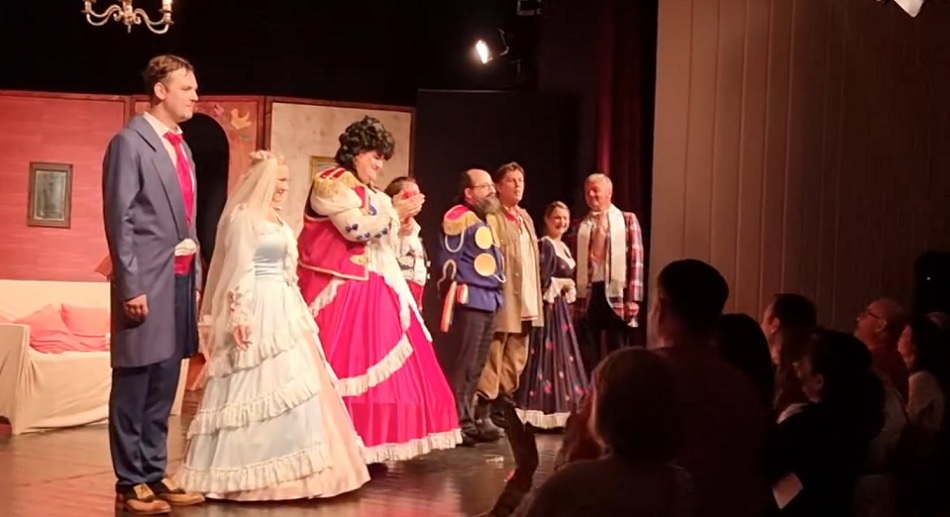 „Chirița în provinție”, premieră cu sala plină. Teatrul „George Ciprian”, un nou succes