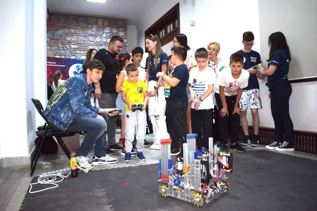 MuseumBus cu roboți. Echipa „Heart of Robots” se întâlnește cu copiii