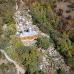 Cimitirul din Lopătari o ia la vale! O alunecare de teren ar produce o calamitate
