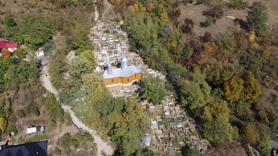 Cimitirul din Lopătari o ia la vale! O alunecare de teren ar produce o calamitate