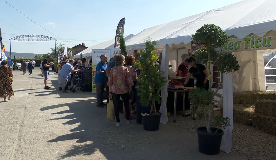 Mii de vizitatori, la „Festivalul Cârnaților de Pleșcoi”. Spectacole de neuitat și standuri culinare asaltate de turiști